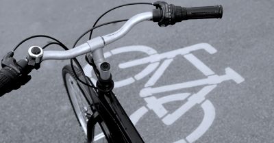 Potrącenie cyklistki na przejeździe rowerowym