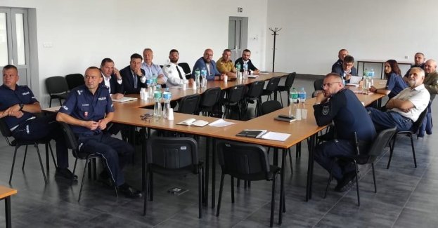 Wczoraj w zamojskiej komendzie odbyło się spotkanie przedstawicieli służb i instytucji, które w czasie sezonu turystycznego zapewniają bezpieczeństwo osób wypoczywających na terenie powiatu zamojskiego, a zwłaszcza turystów korzystających z uroków znajdujących się na naszym terenie zbiorników wodnych.